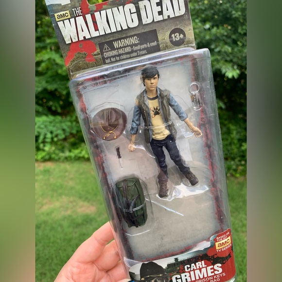 Carl from The Waking Dead Action Figure - Picture 4 of 10